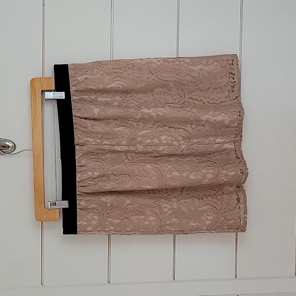 LOFT Ann Taylor size 10 pink lace mini skirt with black waist - Picture 2 of 5